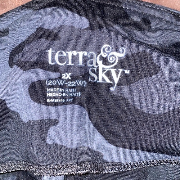 Black and Grey Camo terra& sky leggings. 2x high rise fitted - Picture 6 of 6